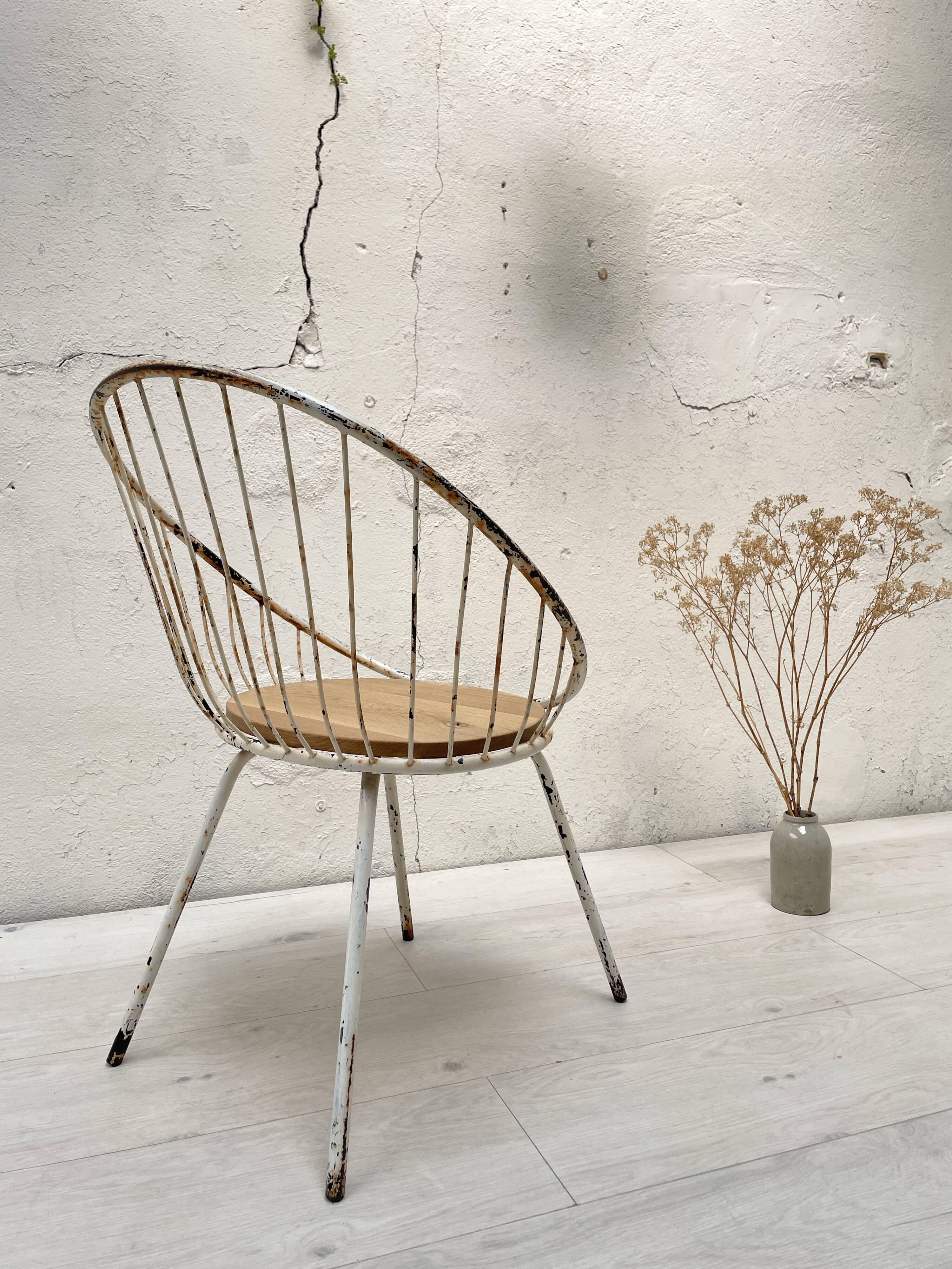 Basket armchair in metal and wood.