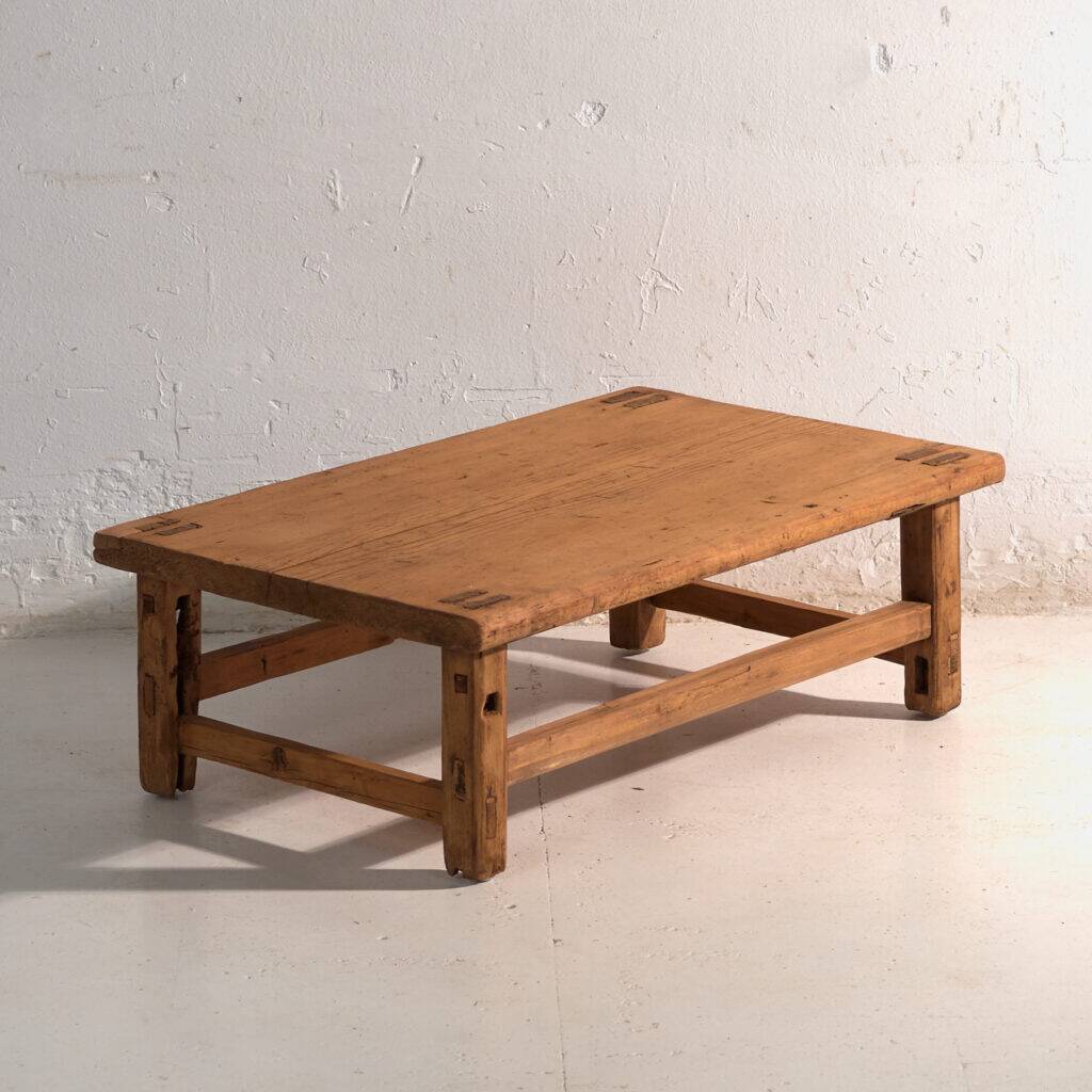 Table basse ancienne en bois de pin – Chine, vers 1890