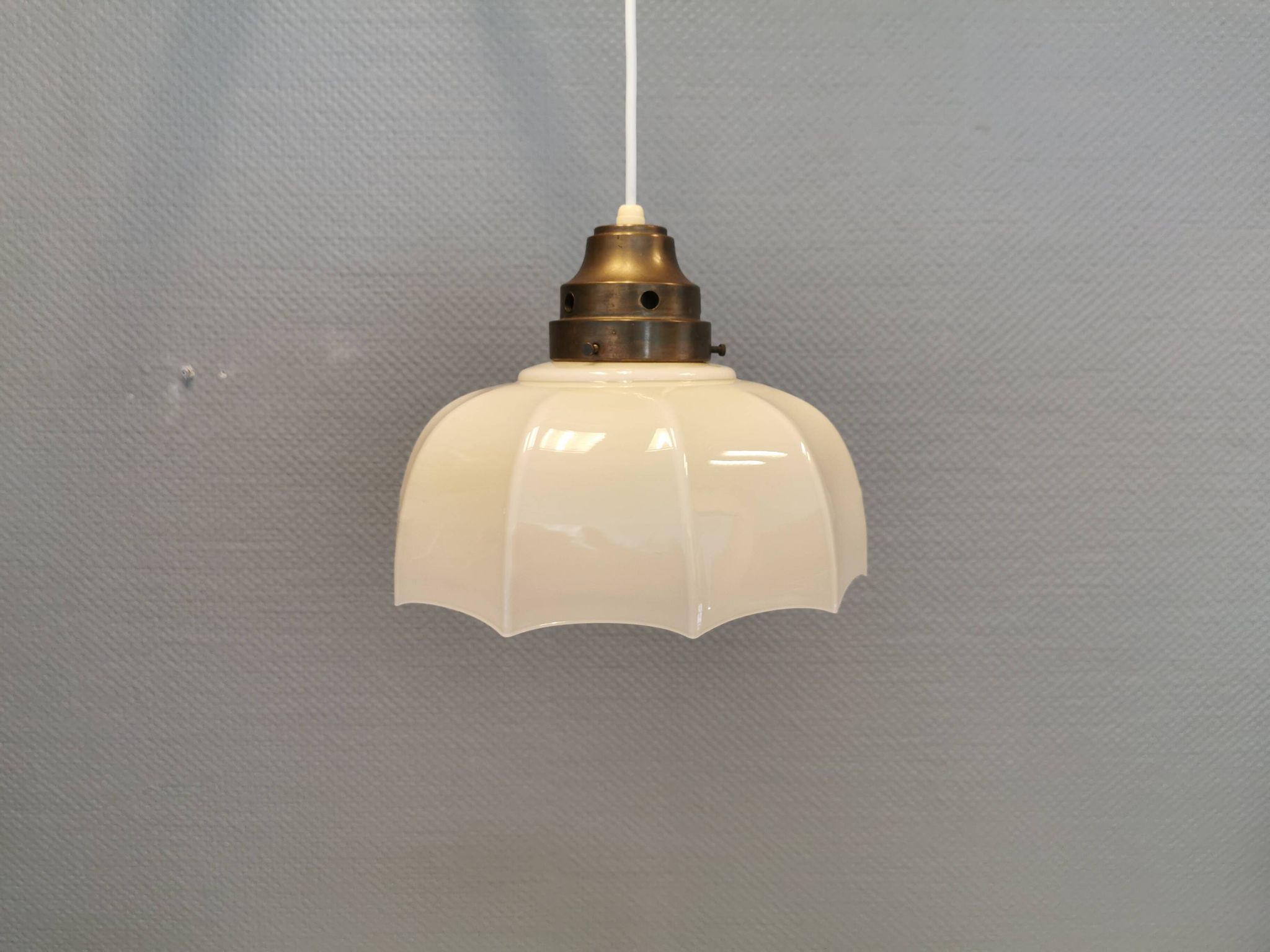"Umbrella lamp" Danish and from the 1940s-1950s in beautiful cream colour with brass top.