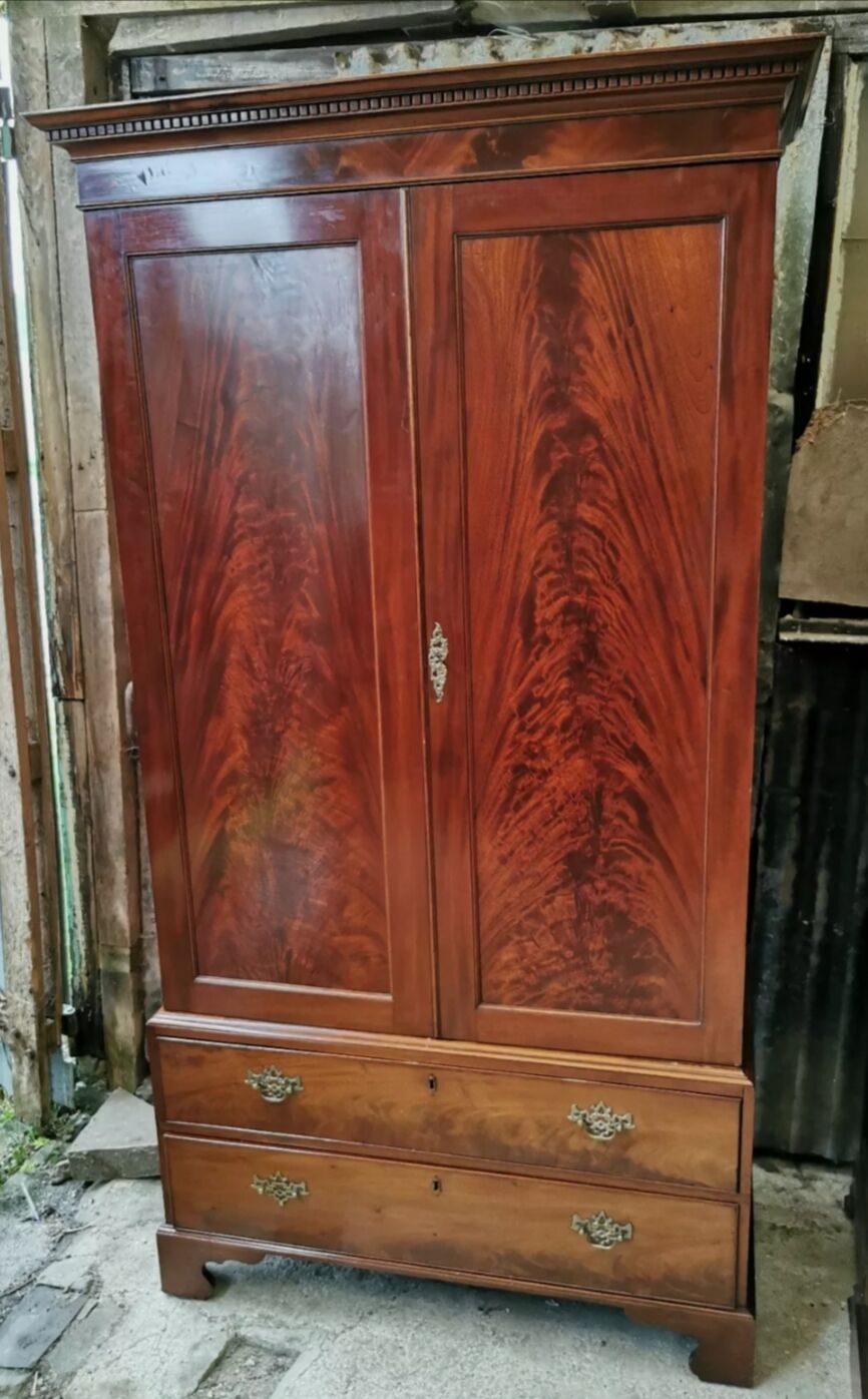 Very beautiful old English cabinet made of solid 19th century mahogany