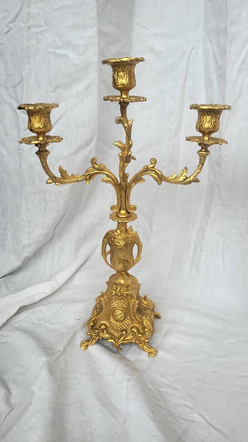 Paire de candélabres anciens en régule doré – style Louis XV – 41 cm
