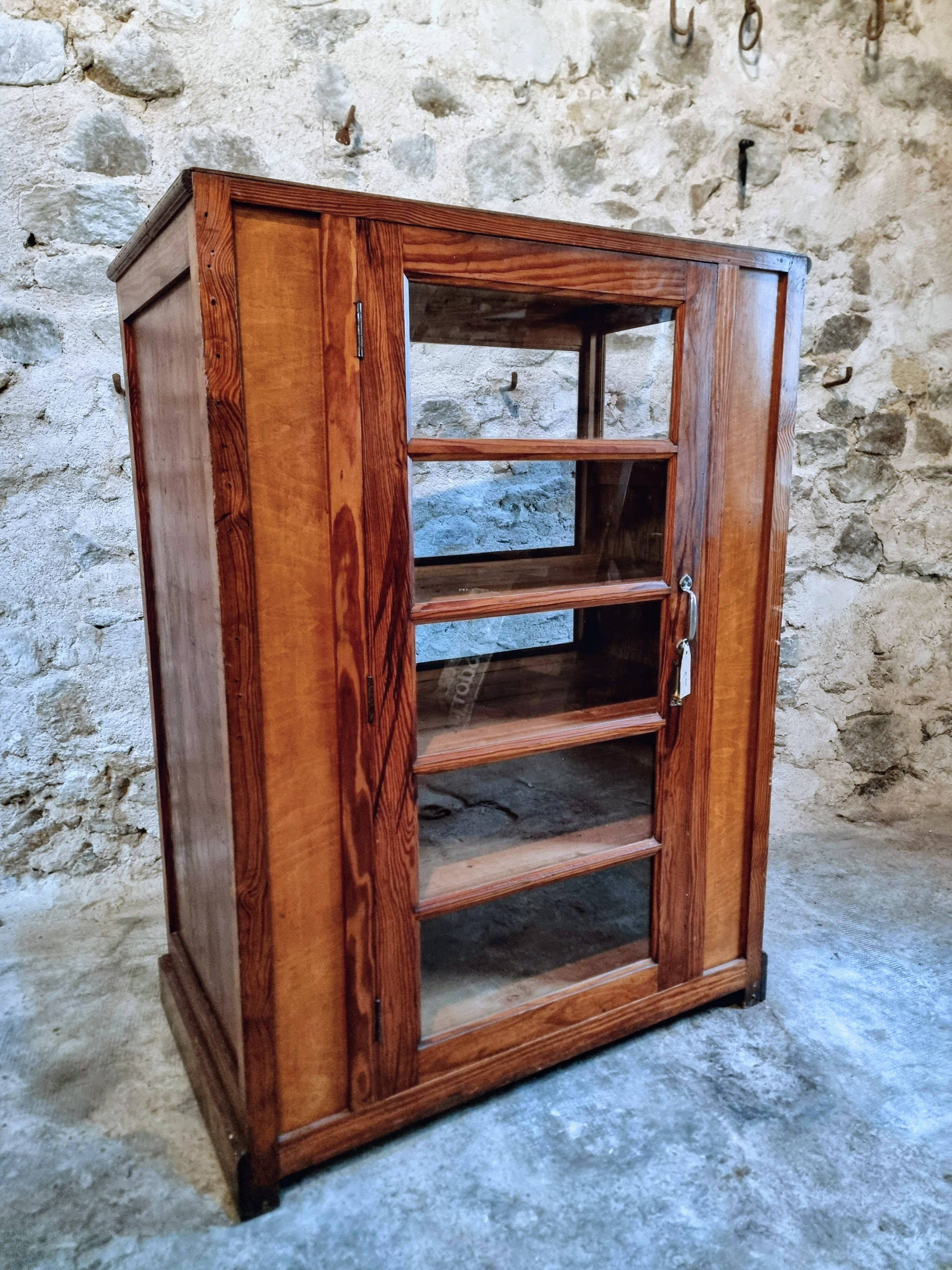 Antique shop display cabinet – Pine wood – 1920s/30s – On wheels