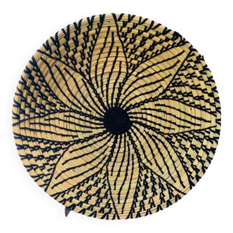 Plate in woven palm leaves black lace flower 45 cm