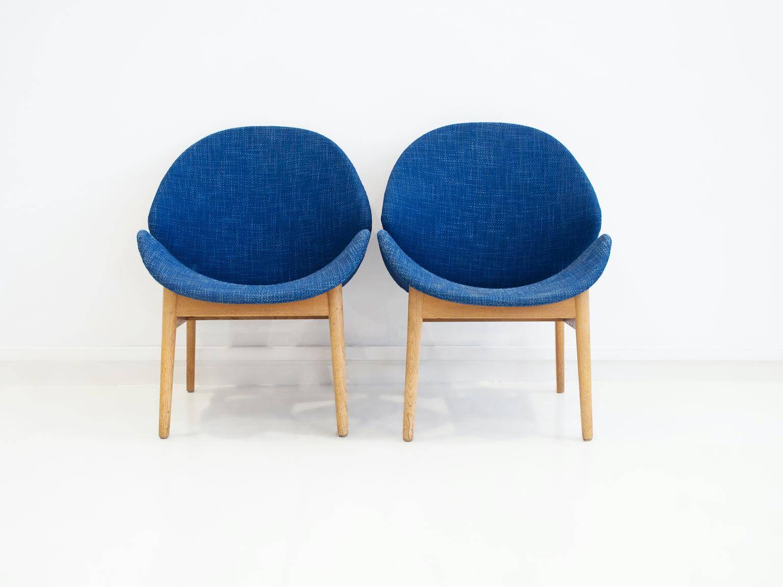 Paire de fauteuils en chêne Hans Olsen Model No 134 avec tapisserie en tissu bleu