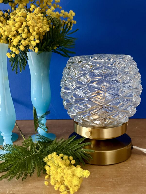 Lampe à poser globe vintage en verre moulé