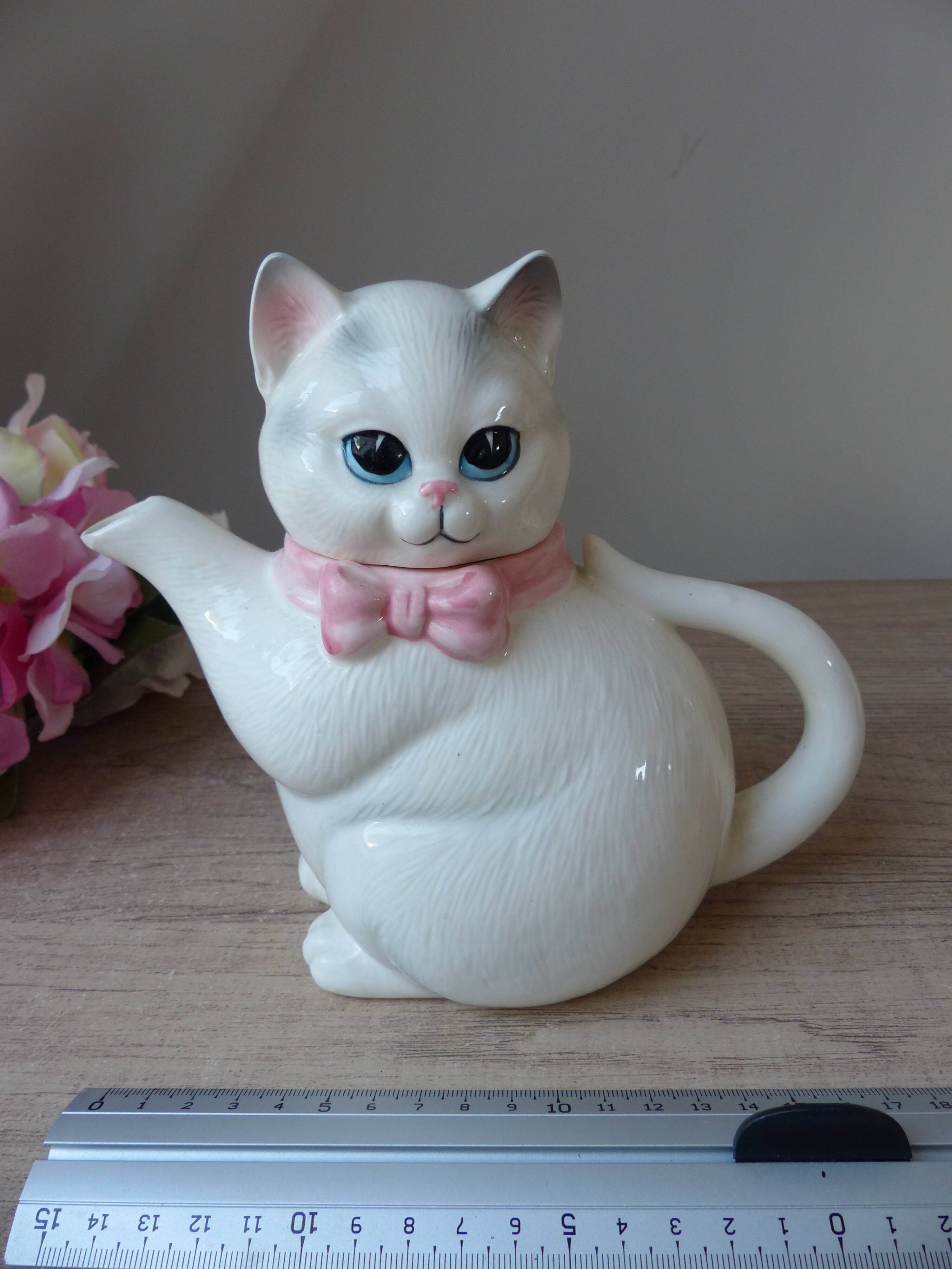 Théière motifs chats blanc gris avec un bol