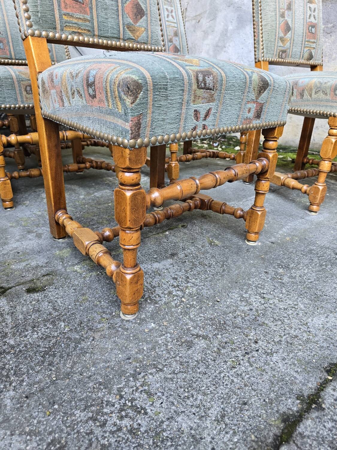 8 chaises en bois massif style Louis XIII