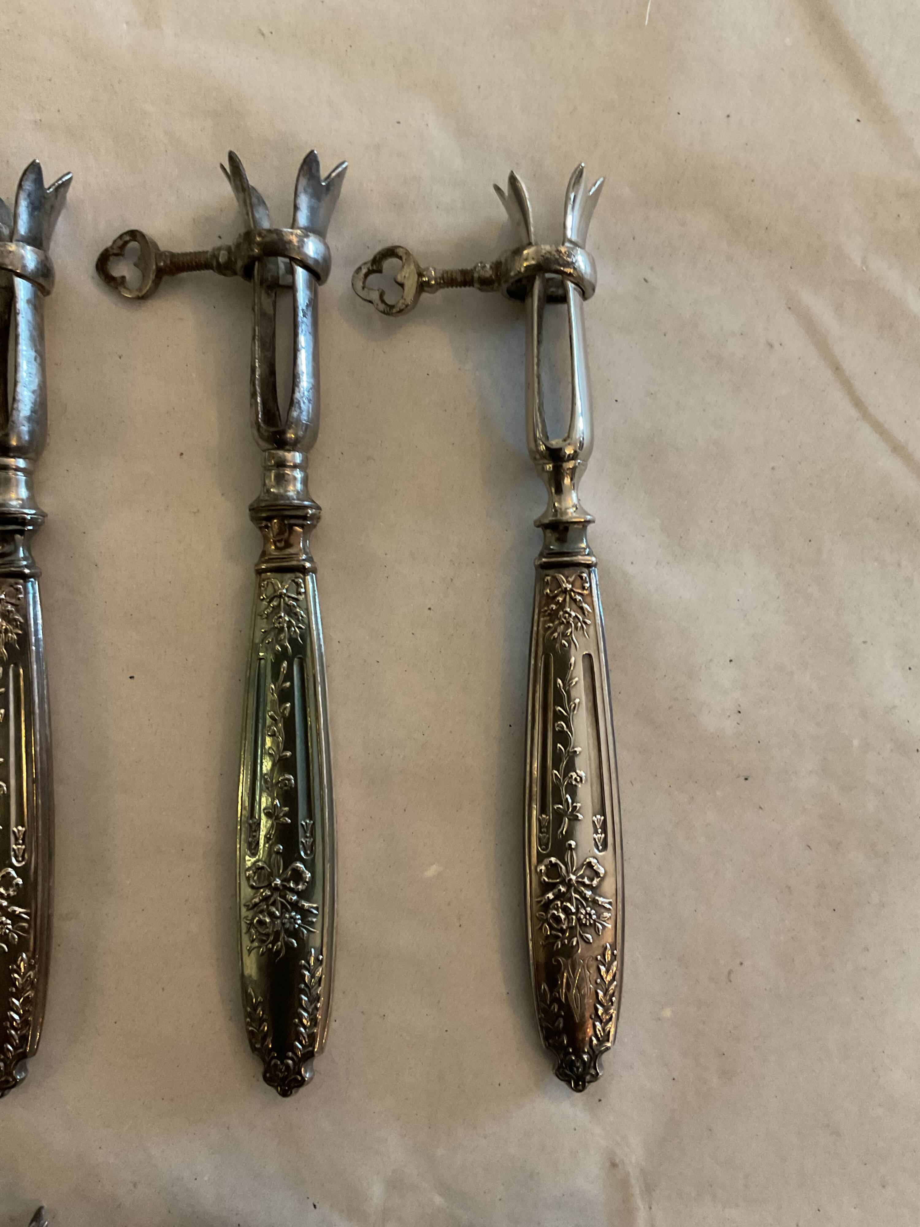 12 rib sleeves. Solid silver-filled handles. France