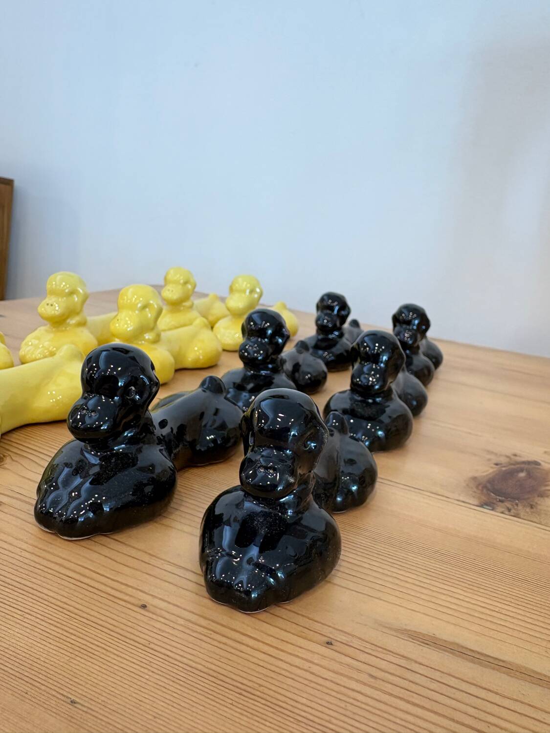 Box of 12 dog-shaped cutlery rests in yellow and black majolica.