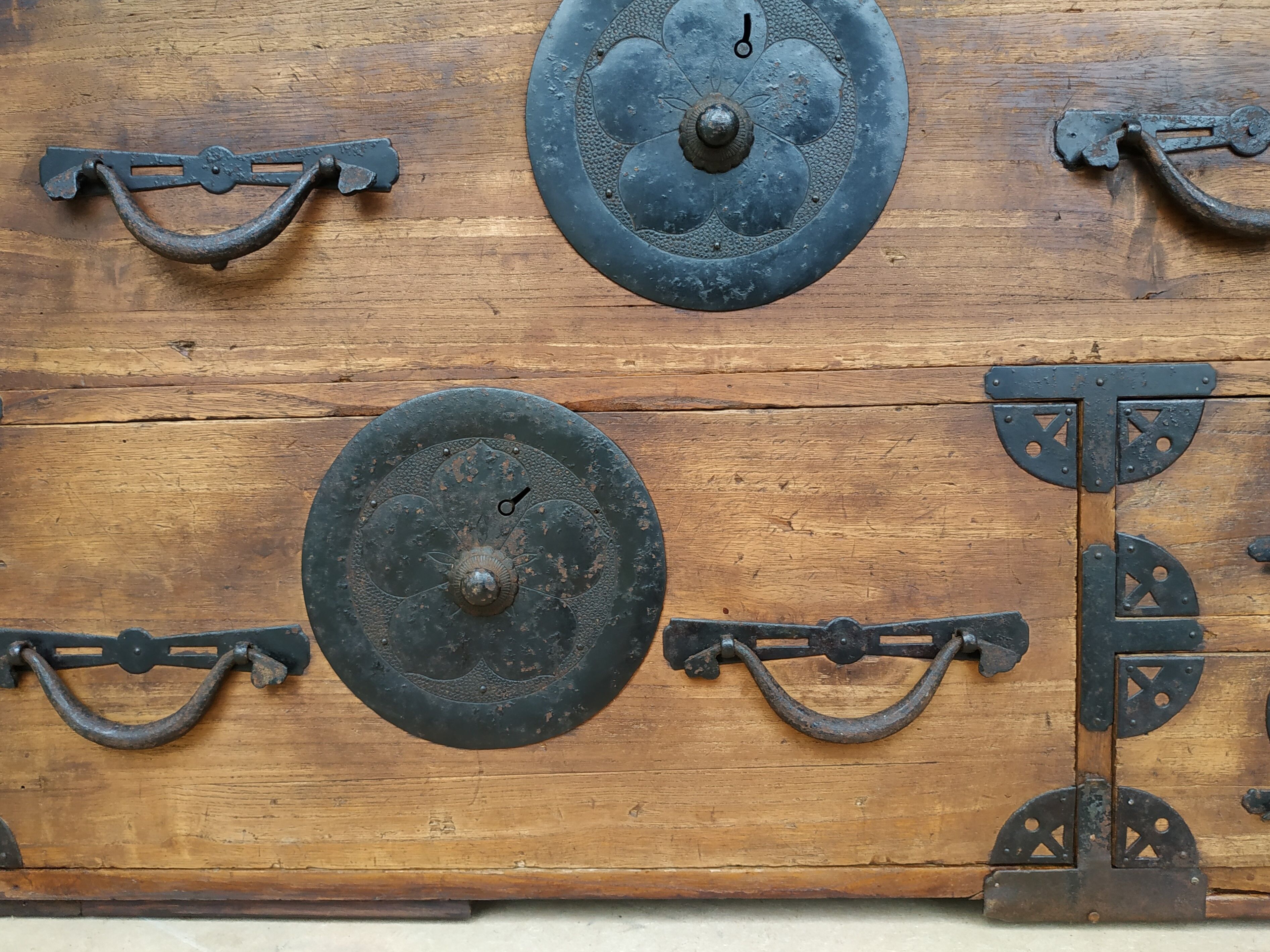 Tansu Japan 19th-century laundry dresser