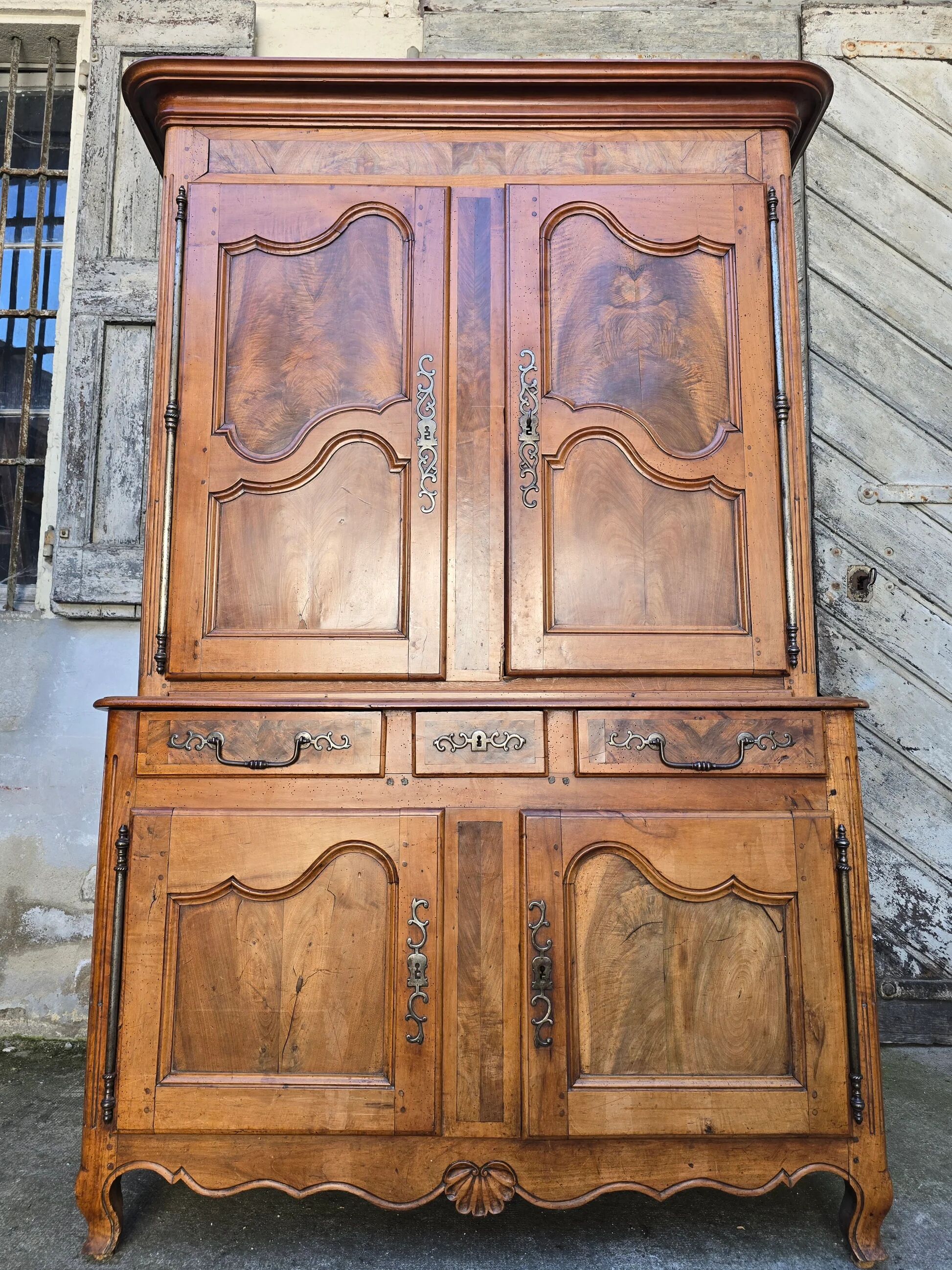 Louis XV two-body buffet in solid walnut – 18th century