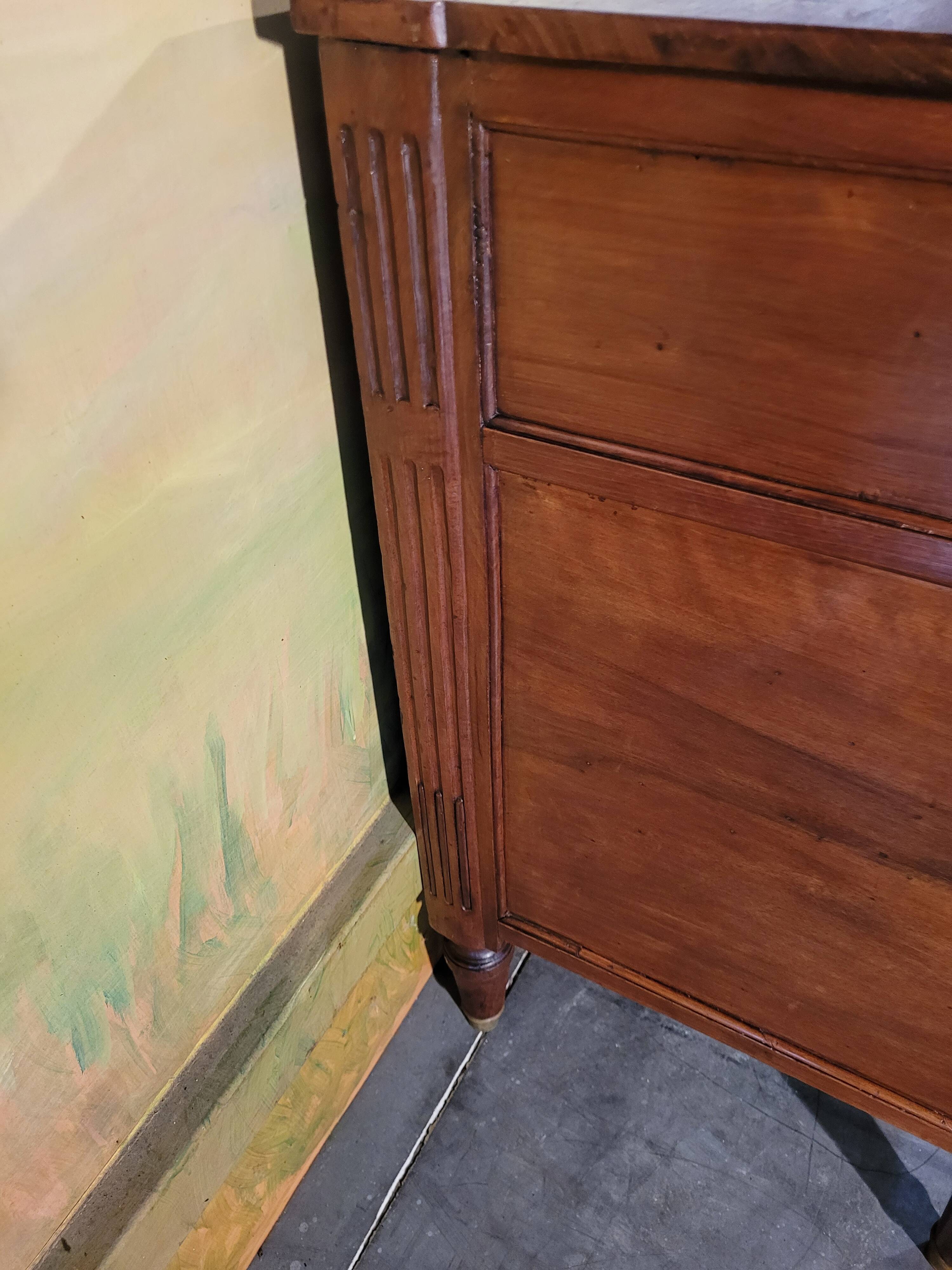Petite commode époque Louis XVI en merisier