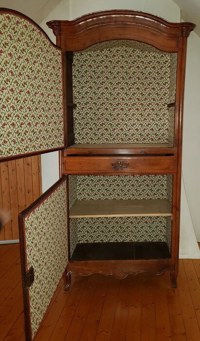 Buffet cabinet vendéen with caramel patina