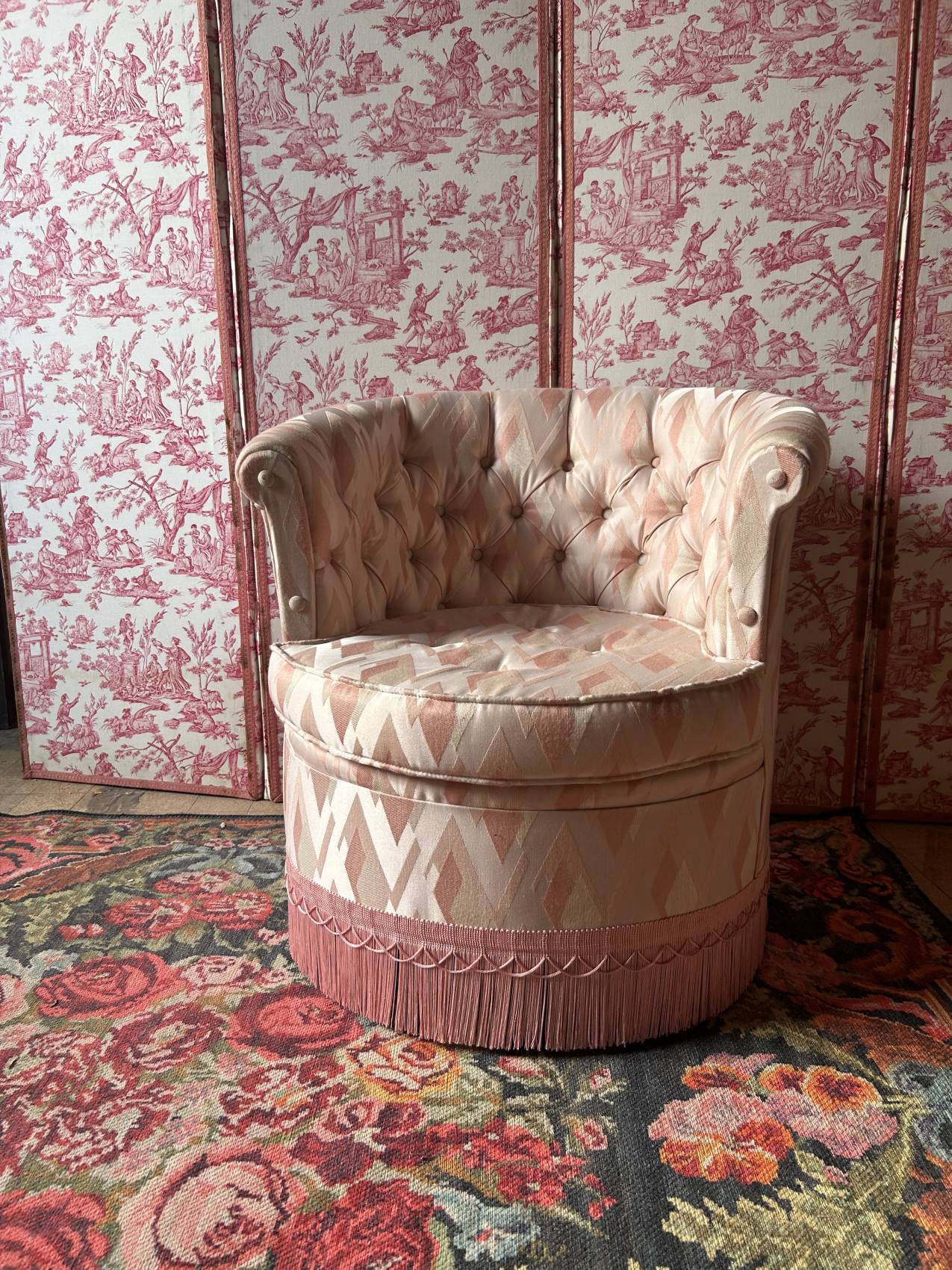 Pair of Hollywood Regency style cabriolet armchairs in satin pink, 1970s.