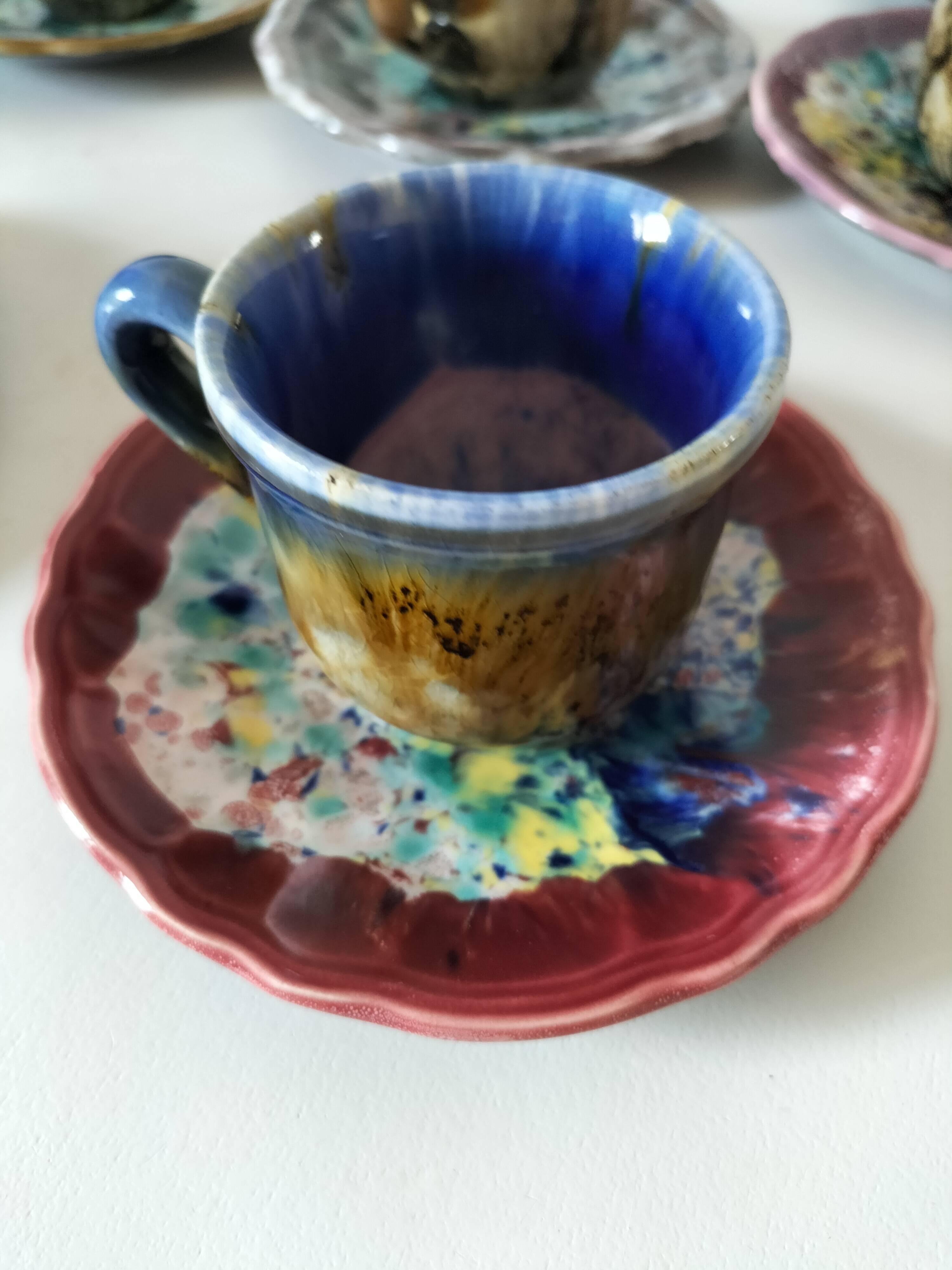 Tasses et soucoupes Morvan en céramique émaillée polychrome