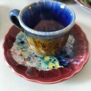Tasses et soucoupes Morvan en céramique émaillée polychrome