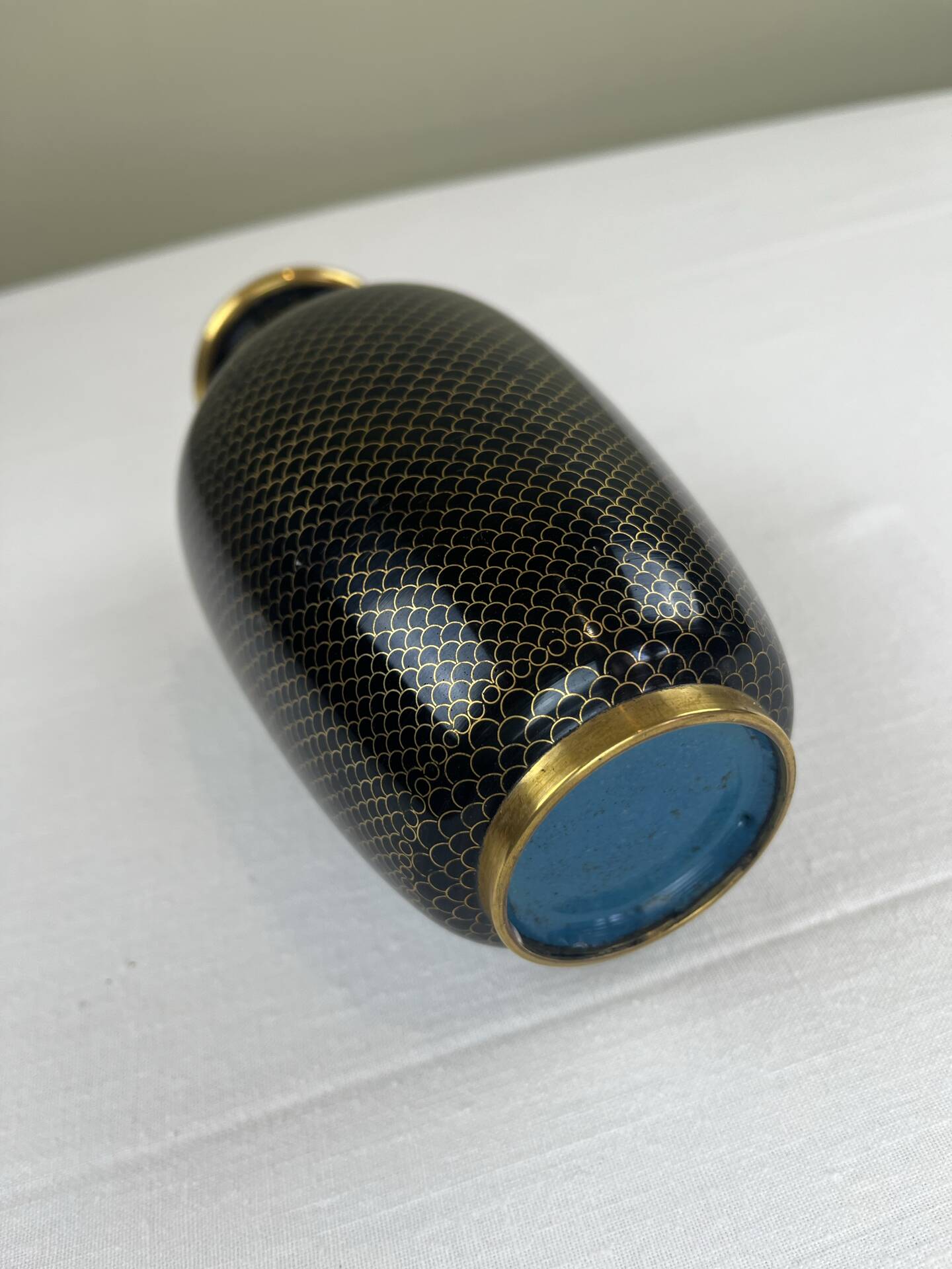 Vase en laiton émaillé noir et doré