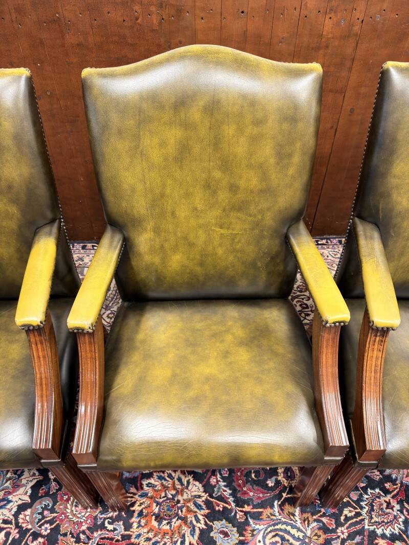 Ensemble de chaises présidentielles Chesterfield anglaises classiques.