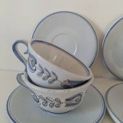 Tasses et soucoupes en terre vernissée