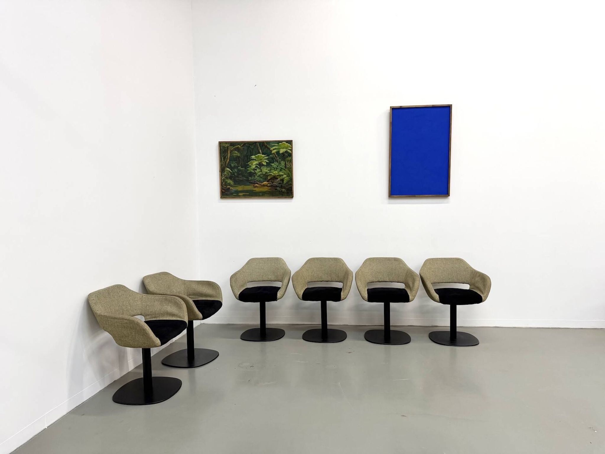 Series of six swivel chairs with organic shell, mottled fabric and base dis