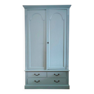 Armoire parisienne en pin massif