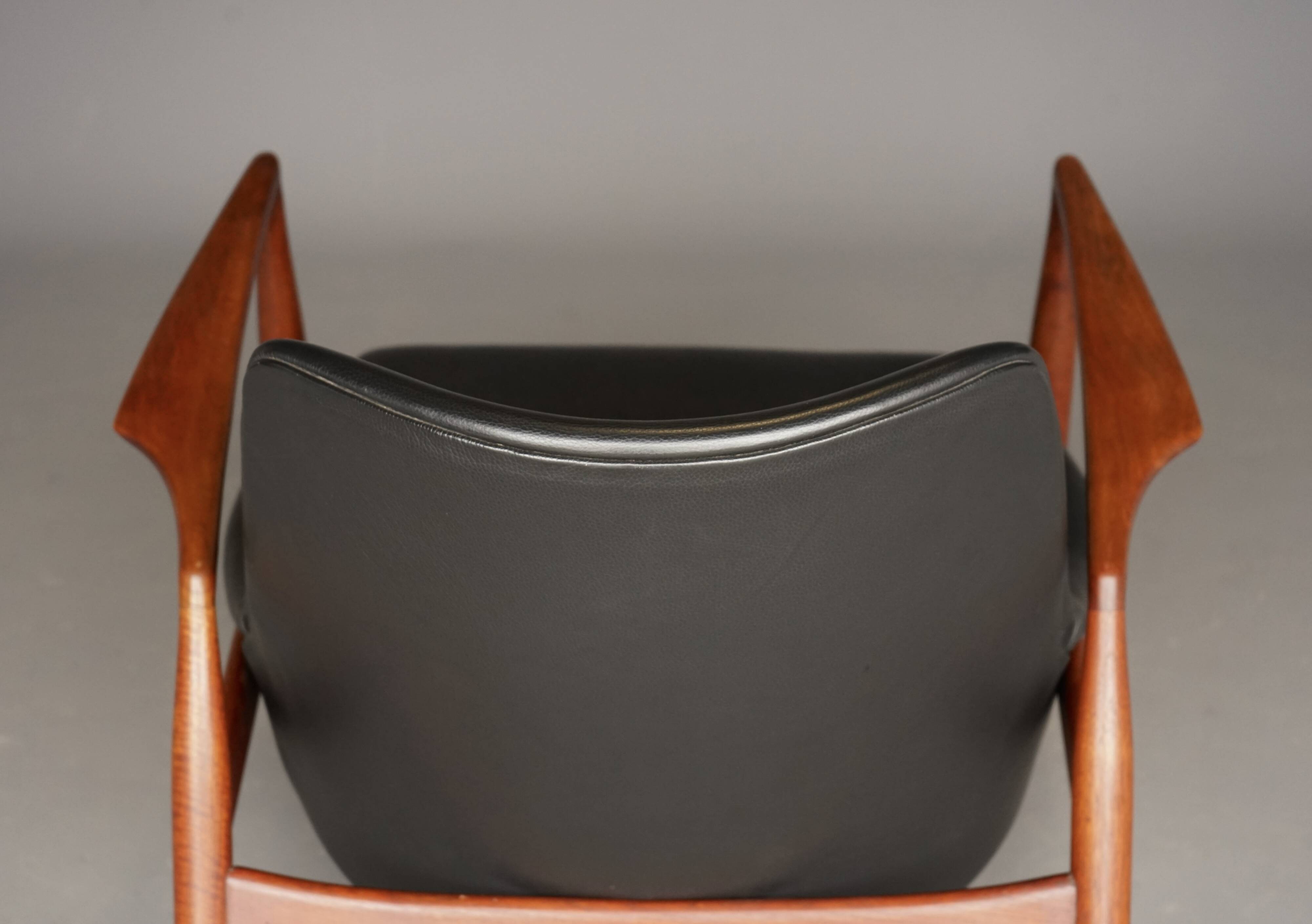 Fauteuil Seal en cuir et teck Ib Kofod-Larsen pour OPE, Suède, années 1960.