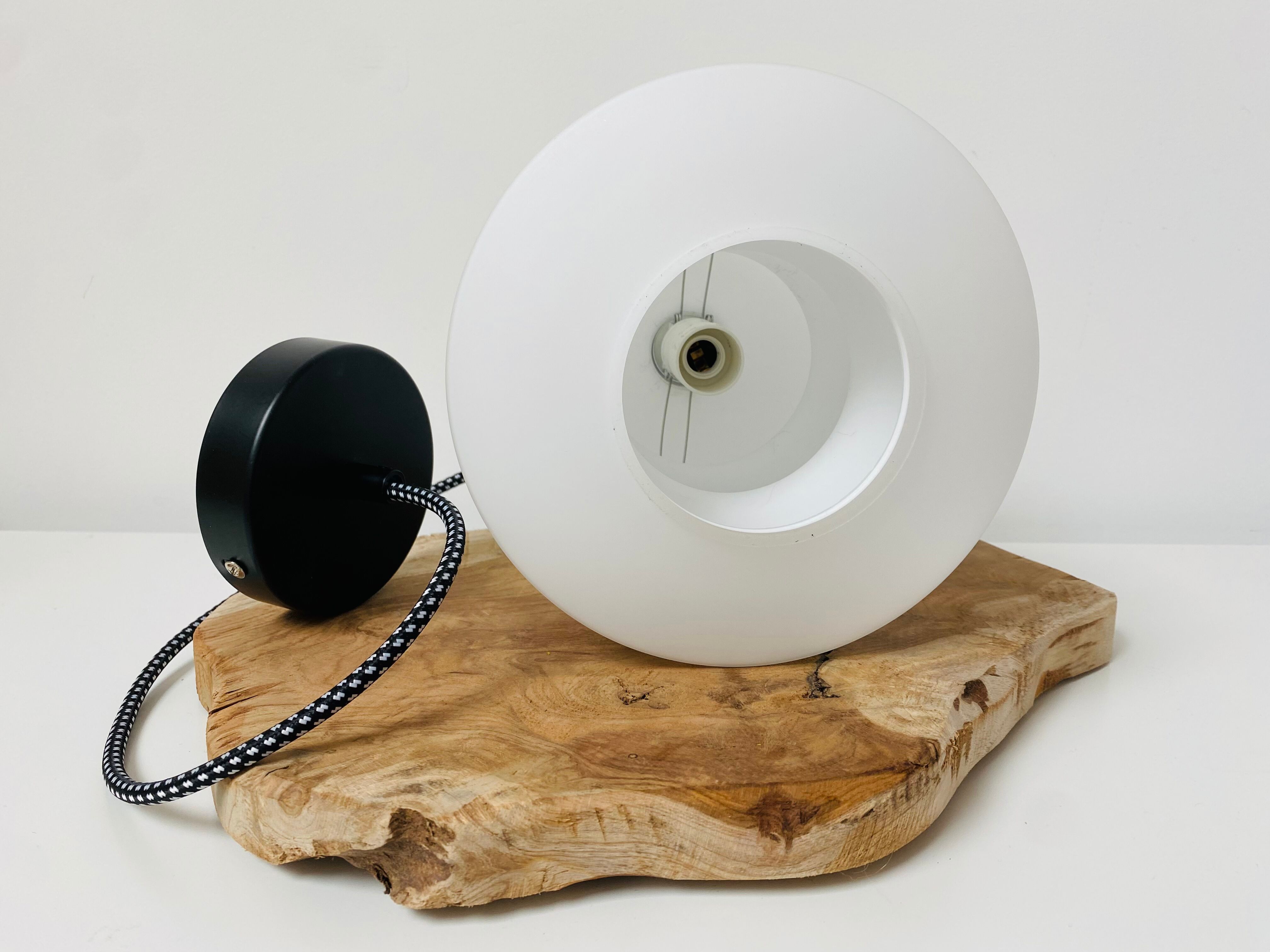 Corrugated opaline suspension