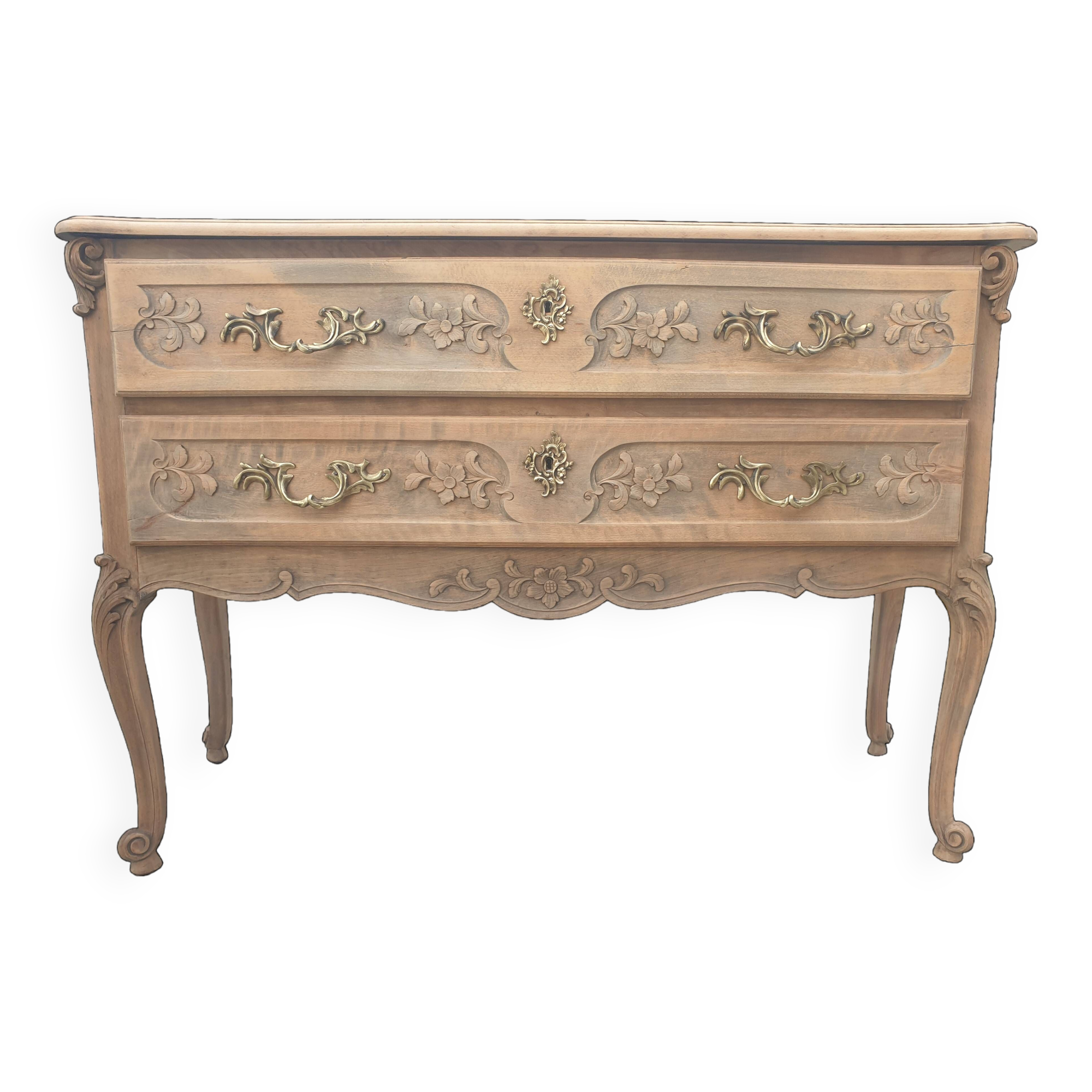 Commode dite " sauteuse " en bois massif