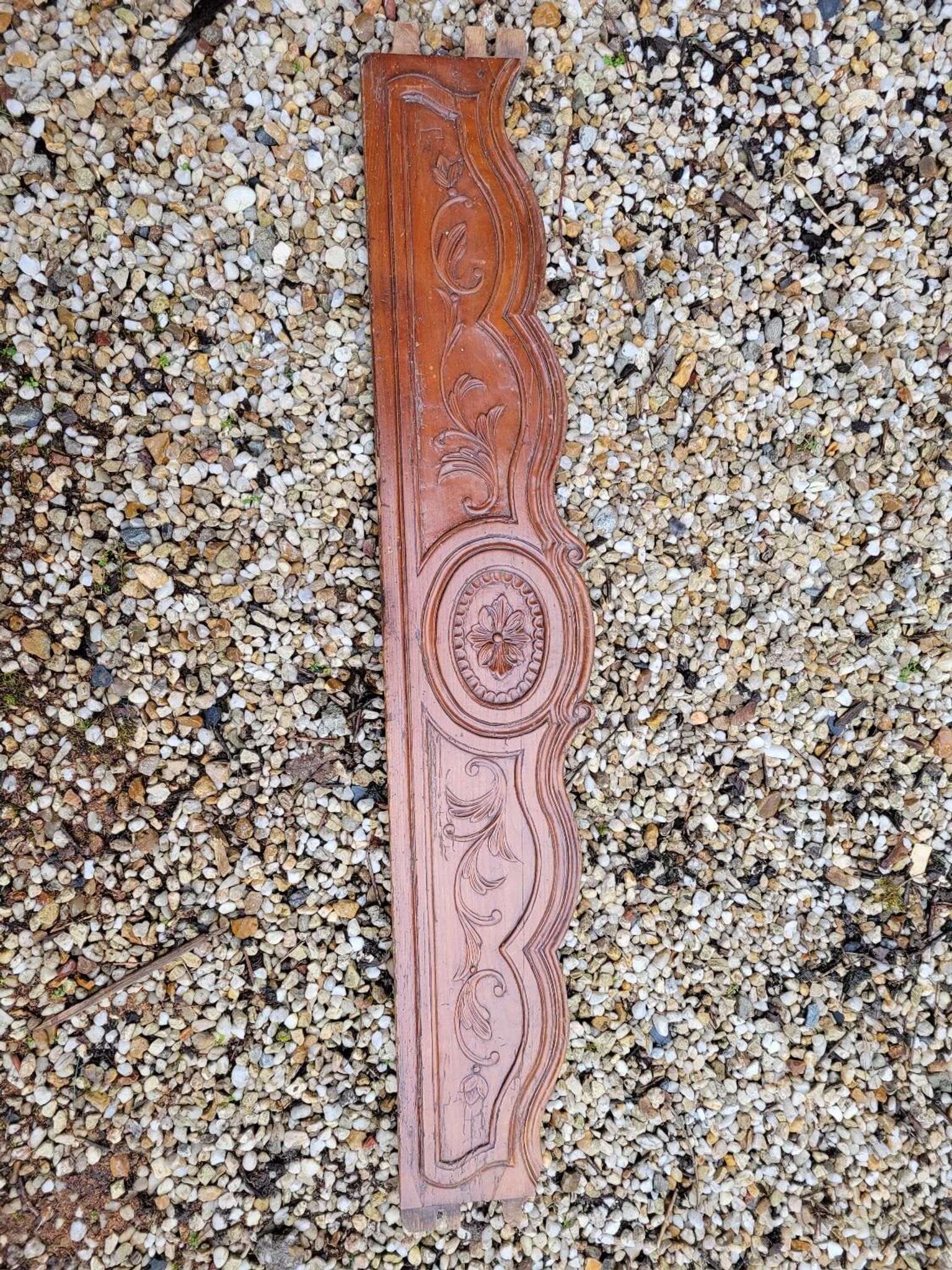 Fronton en bois sculpté vers 1800