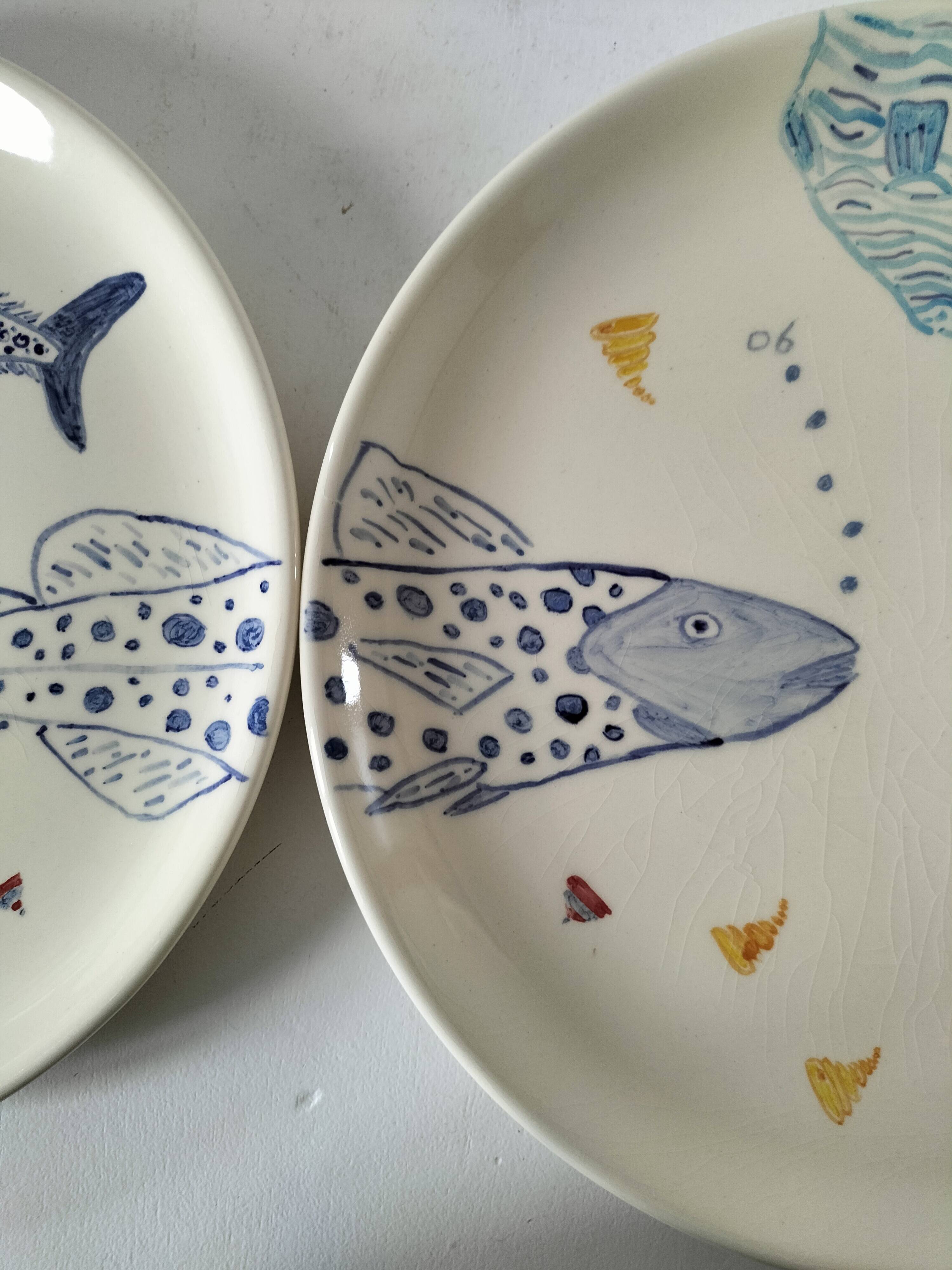 Set of two large ceramic plates – fish "head to tail" design