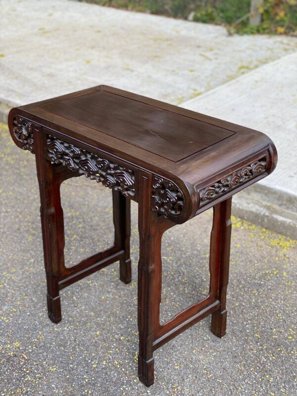 Console chinoise en bois massif sculpté du 19ème siècle