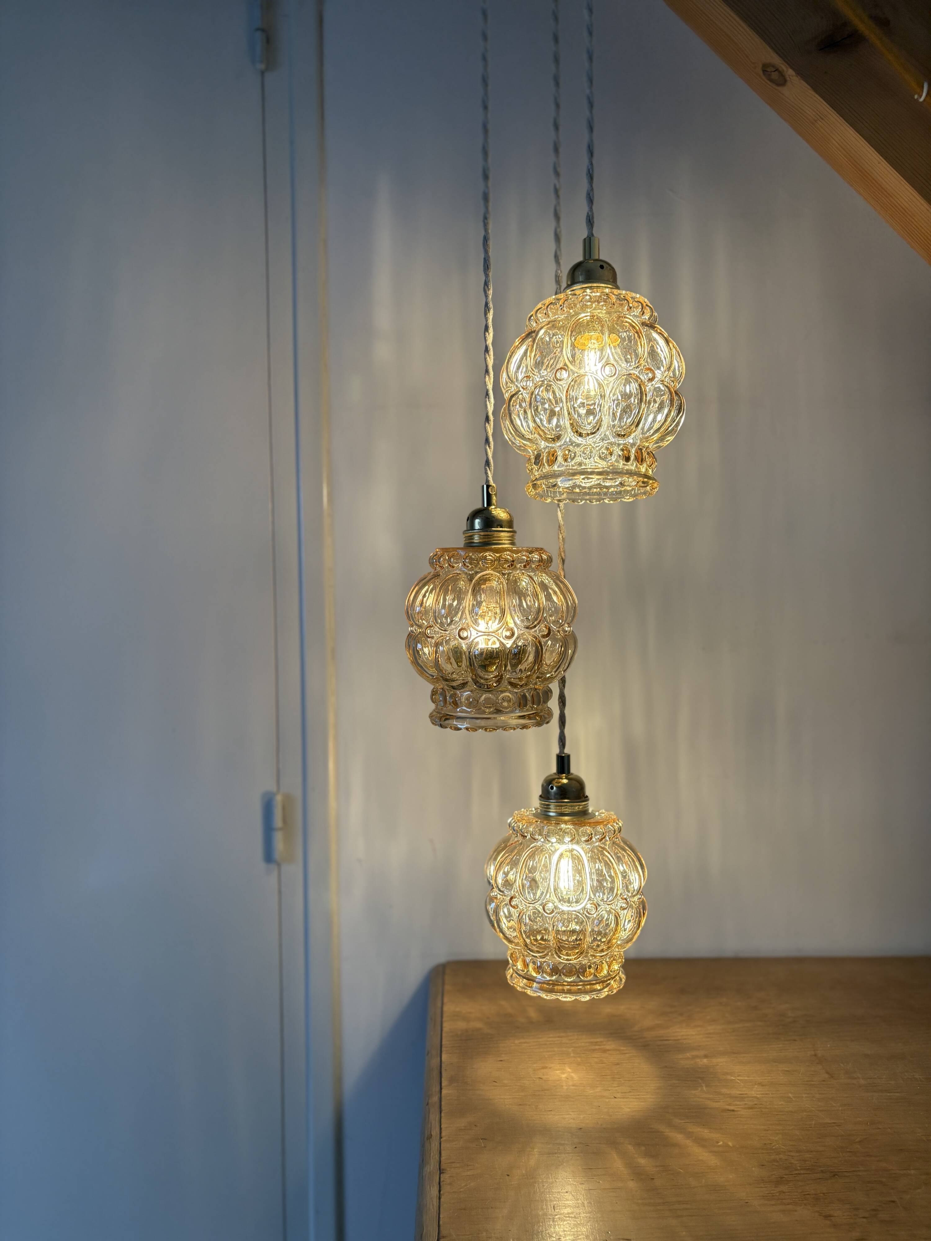 Suspension triple globes vintage en verre ambré bulle