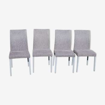 Lot de 4 chaises pieds métal et tissu gris.