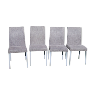 Lot de 4 chaises pieds métal et tissu gris.