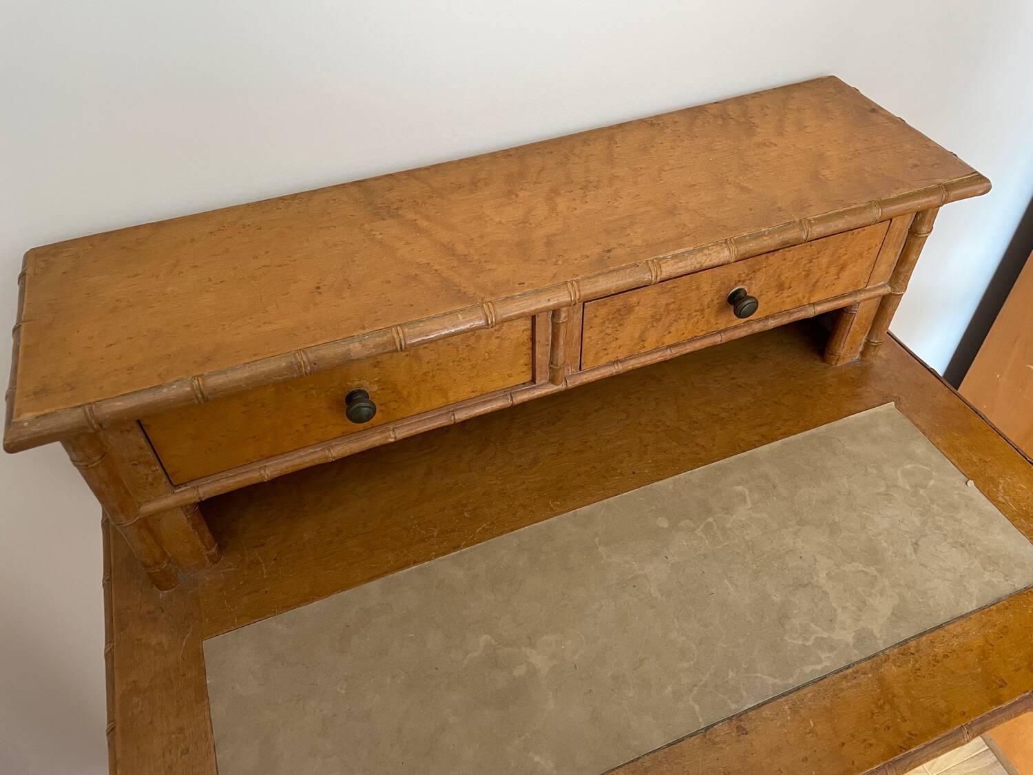 Petit bureau ou bonheur du jour