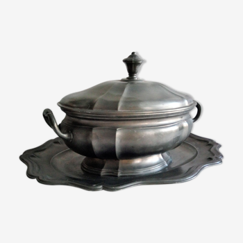 Tin soup tureen of the Manor