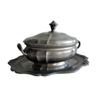 Tin soup tureen of the Manor