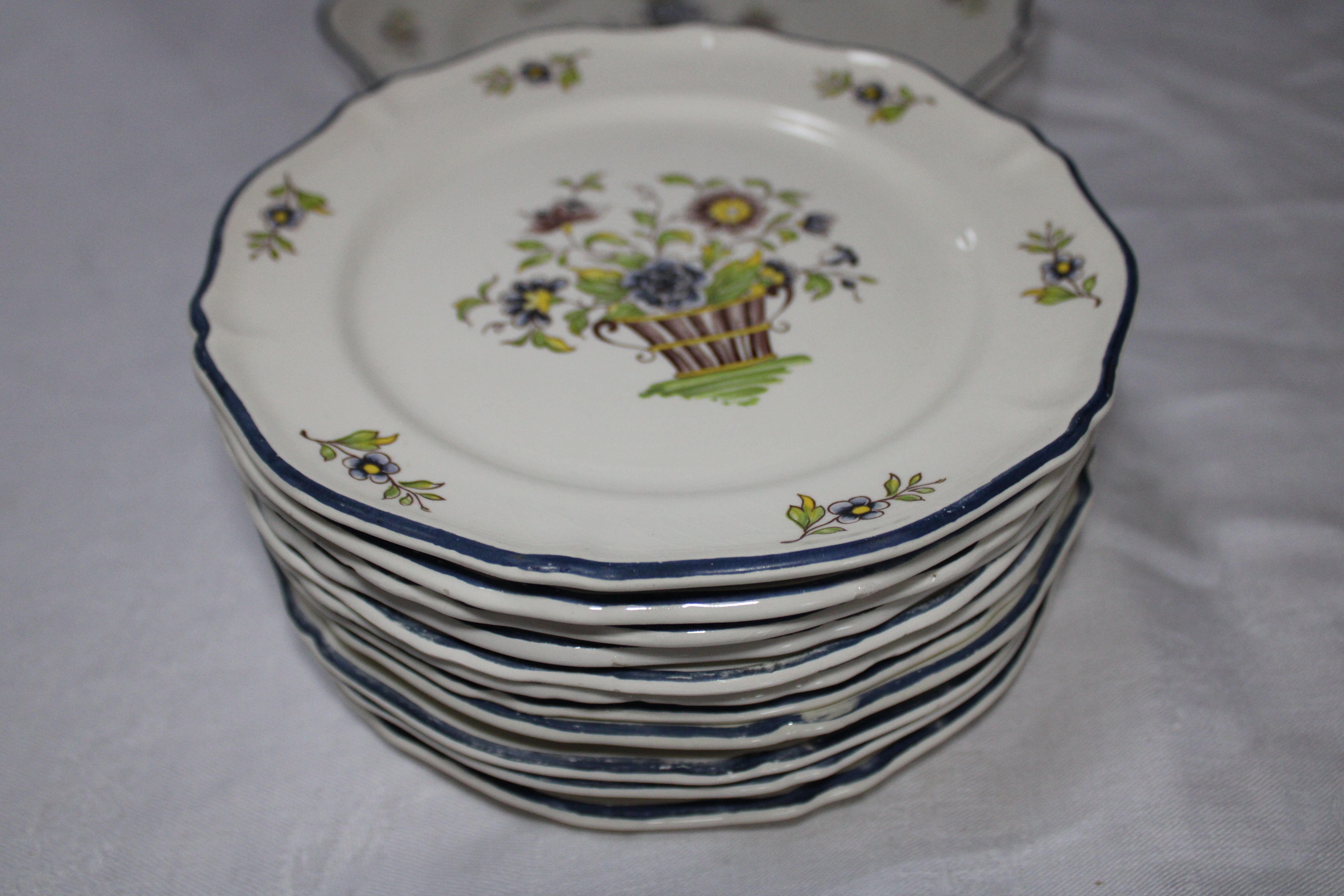 Service at Dessert Saint-Amand Vieux Delft