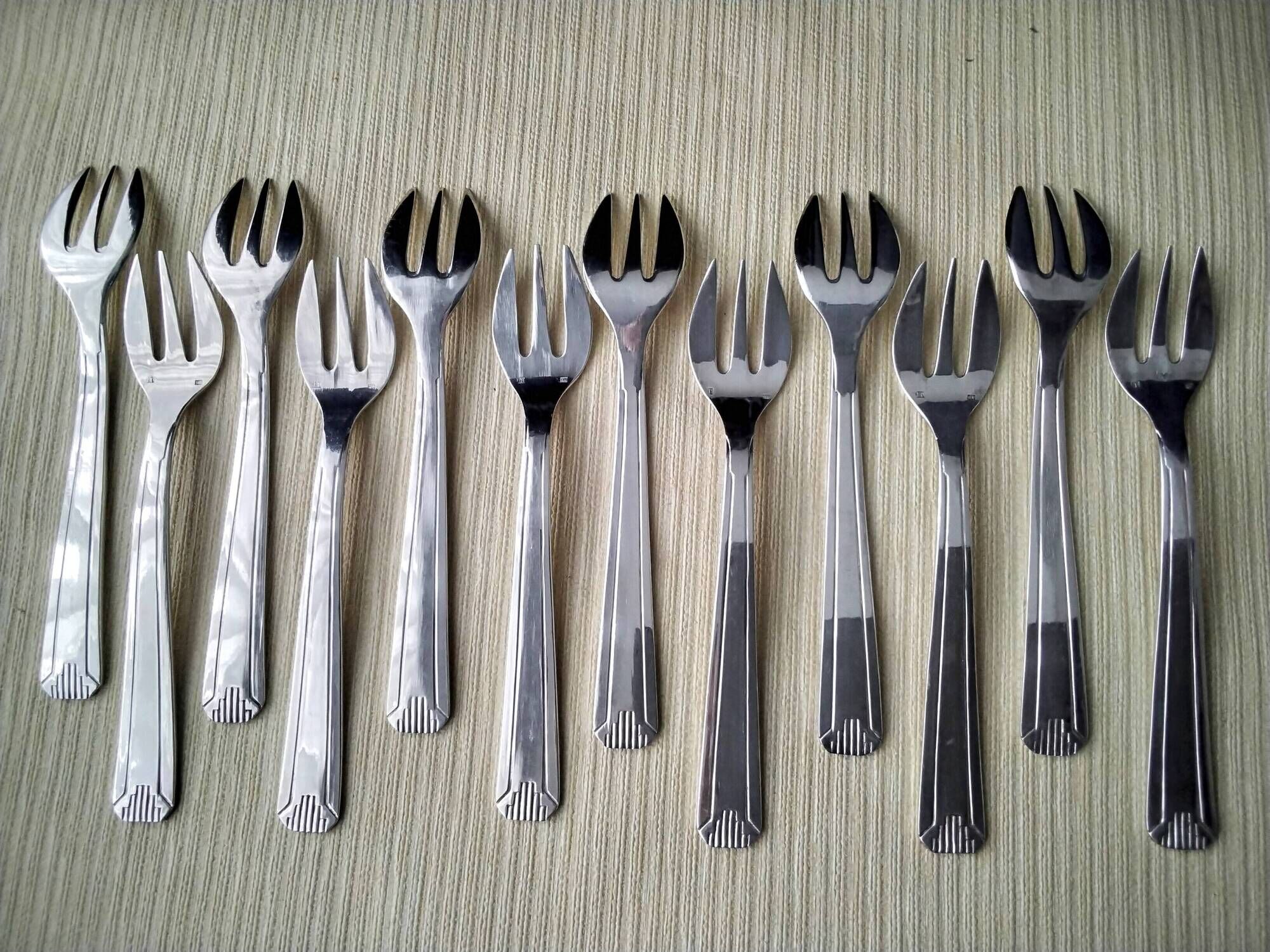 Box of 12 18 G silver-plated oyster forks