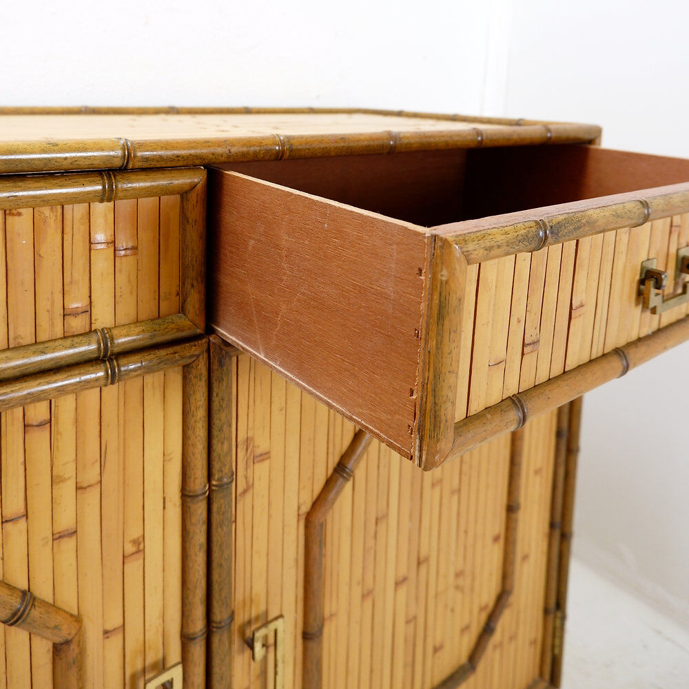 Commode en bambou avec 2 portes et 2 tiroirs - poignées en laiton, vers 1960.