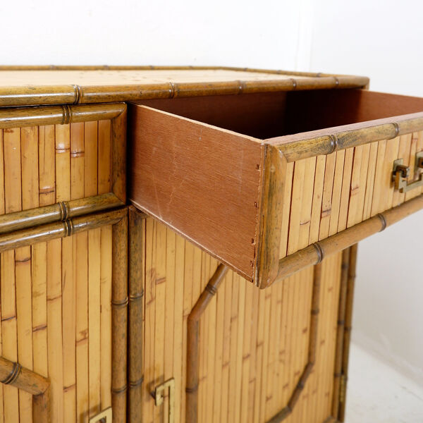 Commode en bambou avec 2 portes et 2 tiroirs - poignées en laiton, vers 1960.