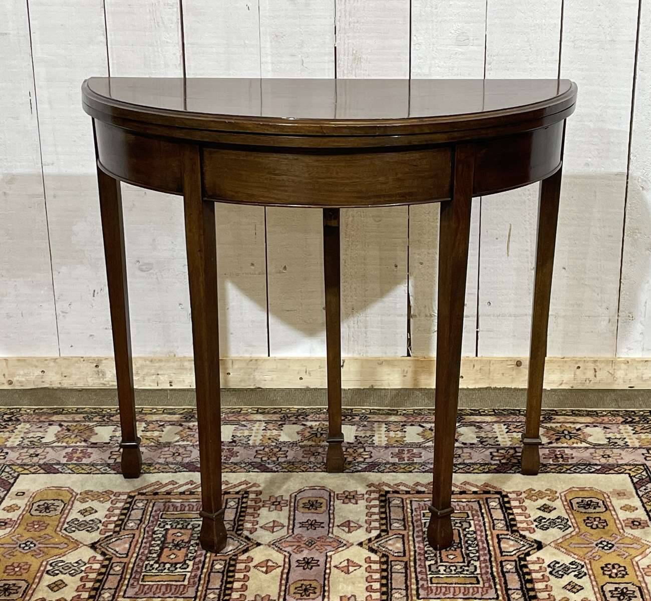 English game table in mahogany from the early 20th century.