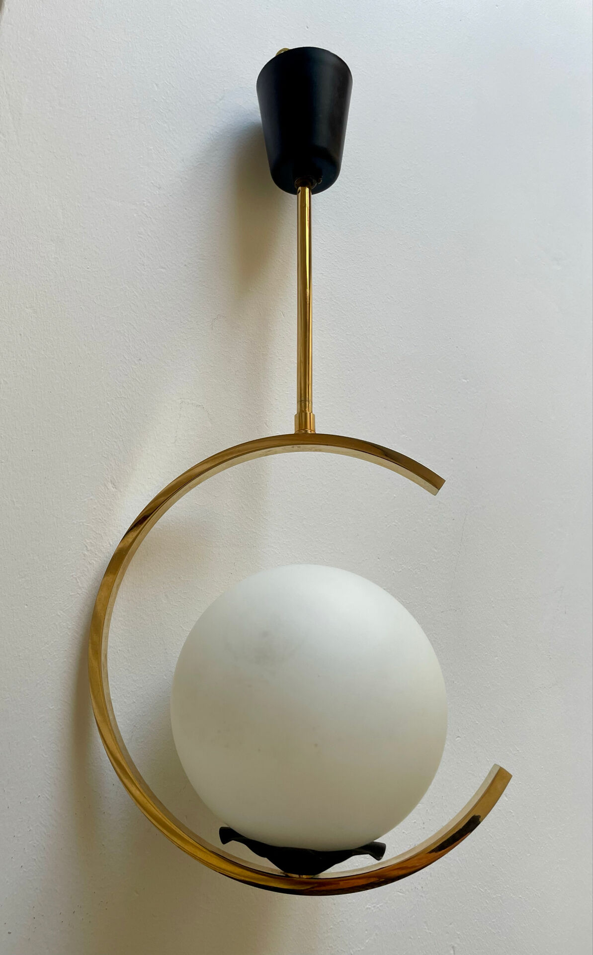 Suspension mid-century laiton et verre opalin