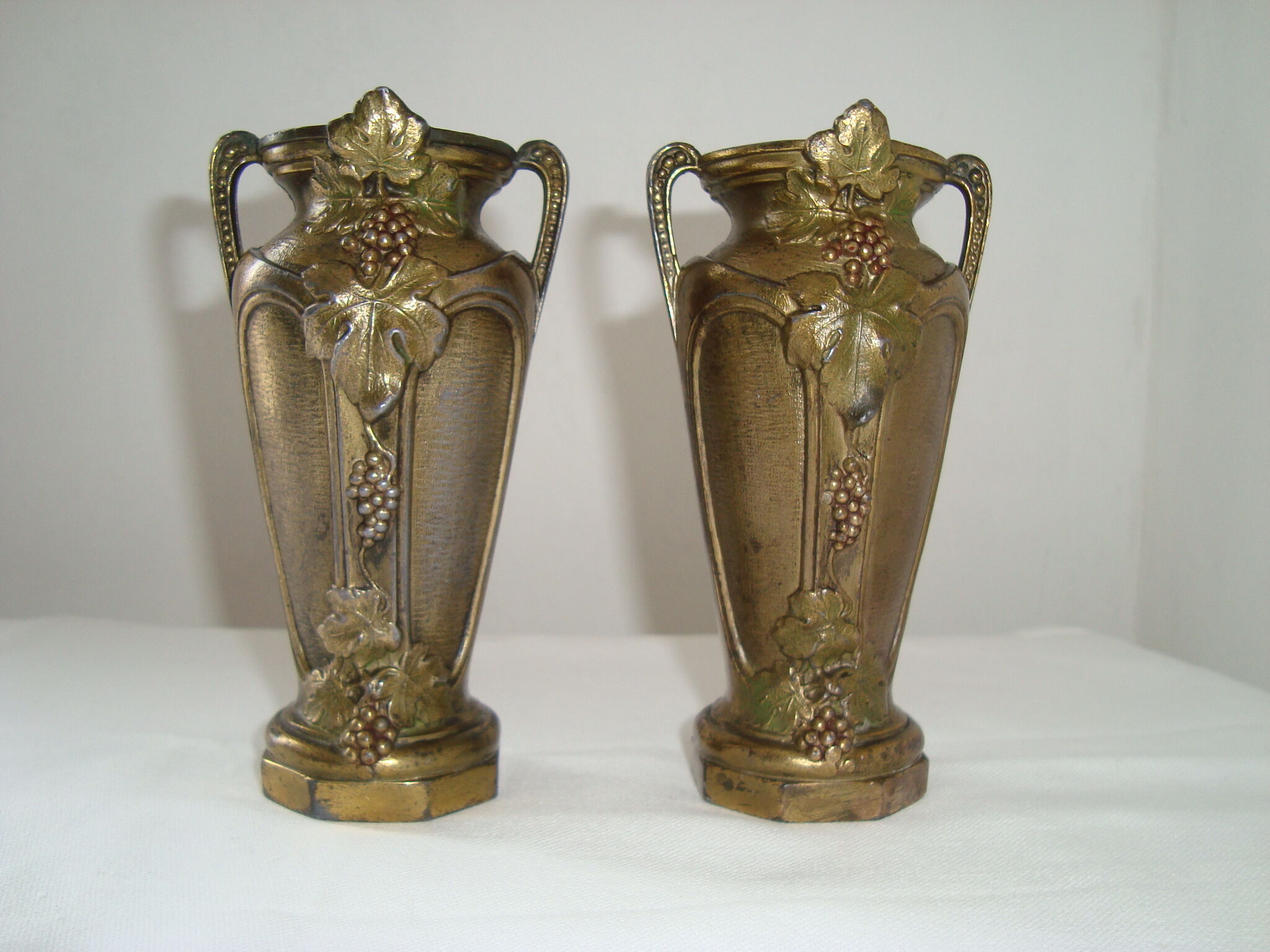 Paire de petits vases en fonte motifs raisins vignes france vintage art nouveau