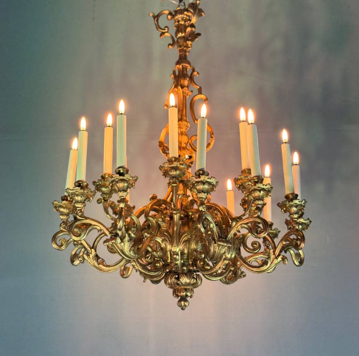 Carved and Gilded Wood Chandelier, 18 Arms of Light, Italy Circa 1880