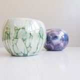 Pots de fleurs vert et violet