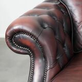 Red 2.5-seater Chesterfield sofa on wheels in English style