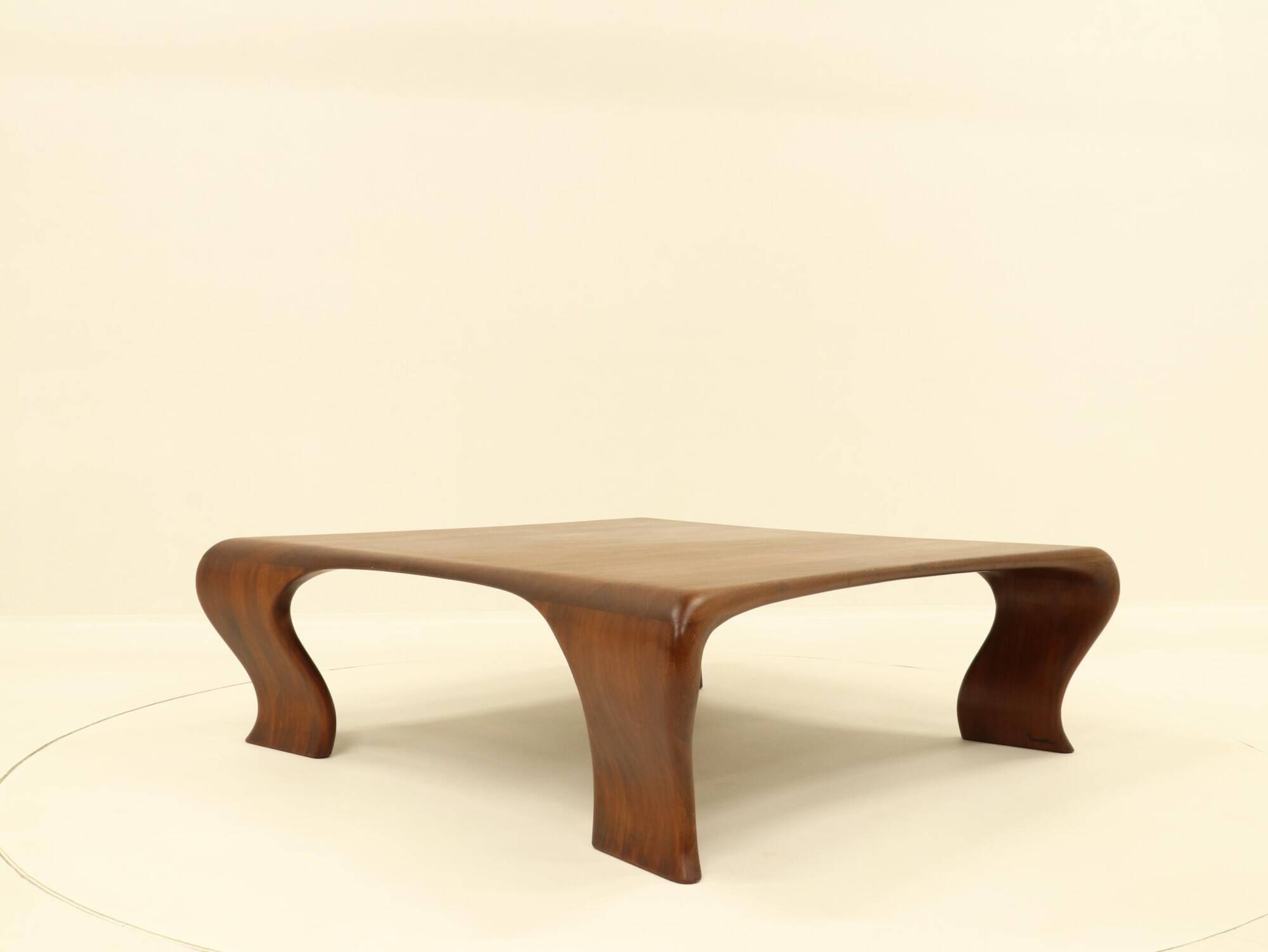 Table basse en Iroko massif par Marc Van Rampelberg