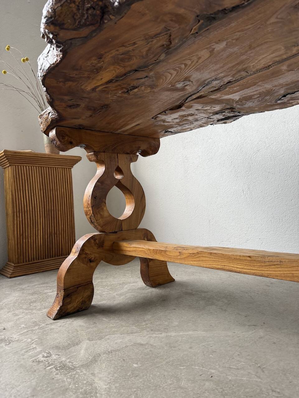 Table artisanale en orme massif, art populaire