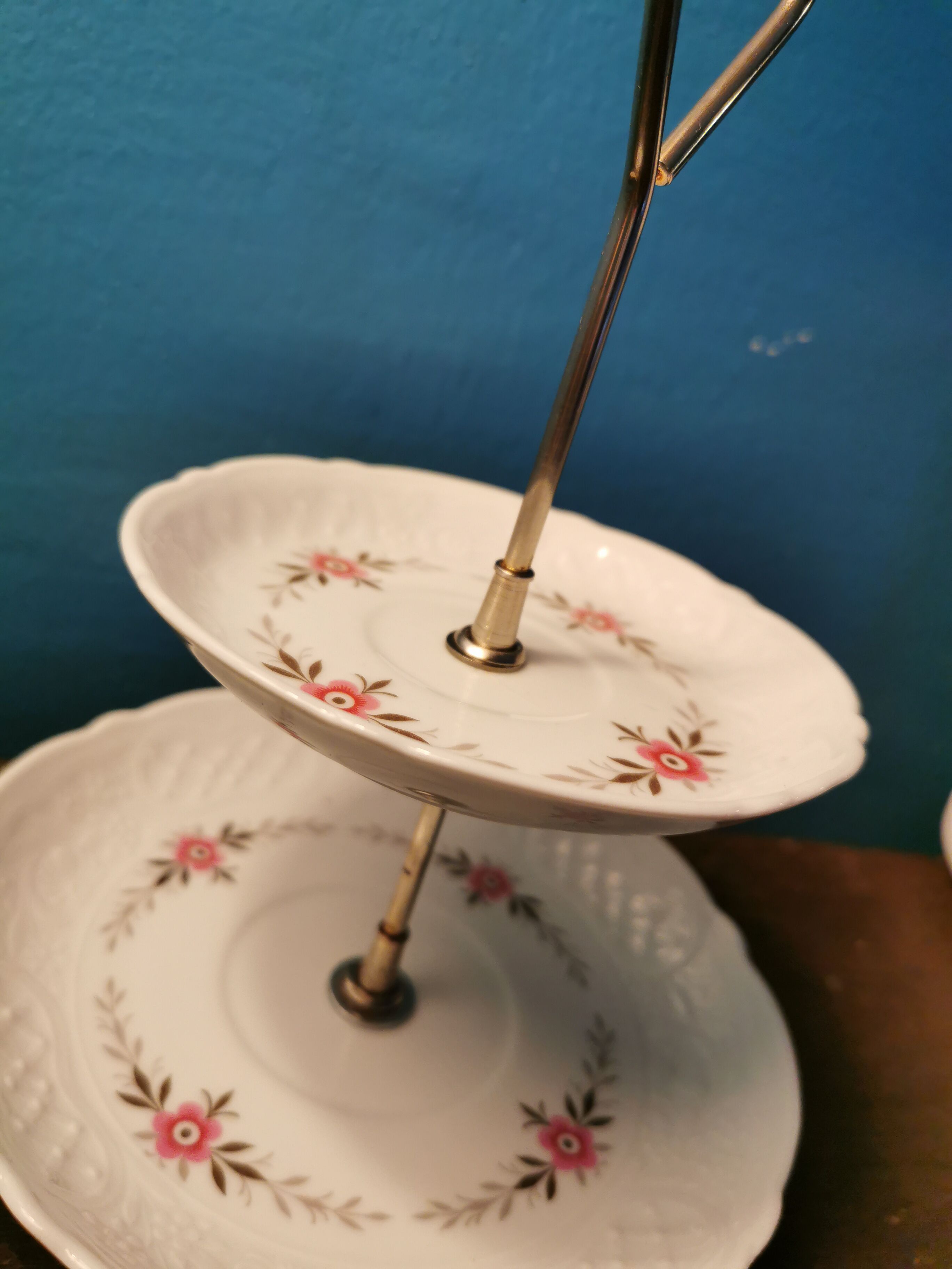 Porcelain servant display